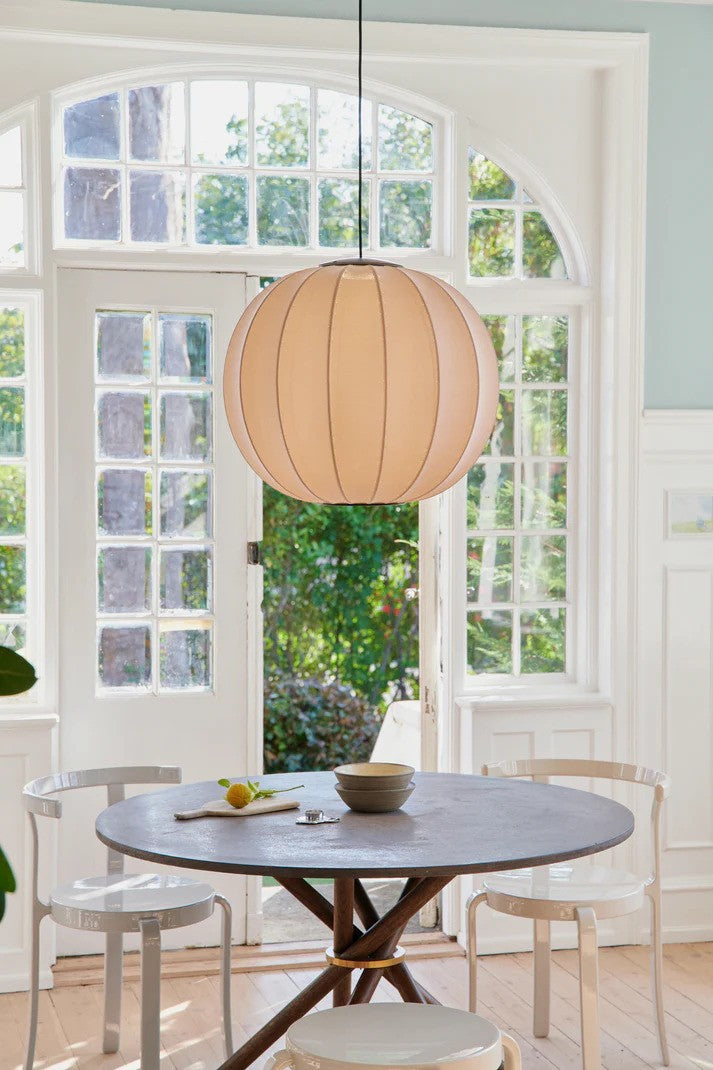 Den æstetiske Knit-Wit Ø60 Round Pendel LED i Sand Stone hængt op over spisebordet og tændt for sin LED Module for det behagelige belysning og unikke design