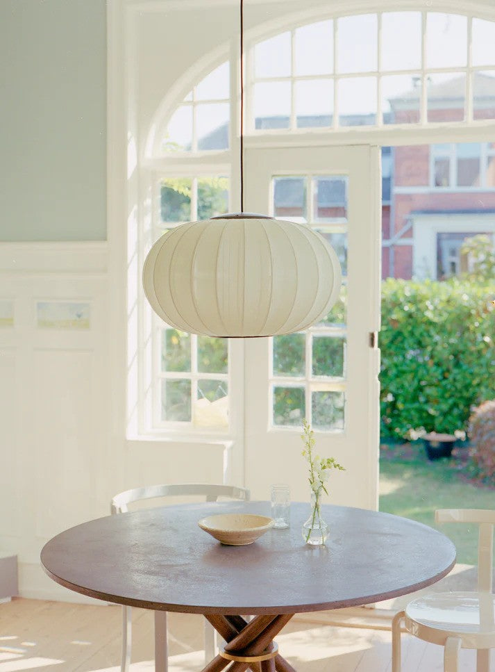 Den æstetiske Knit-Wit Ø57 Oval Pendel LED i Pearl White hængt op over spisebordet med dens unikke design