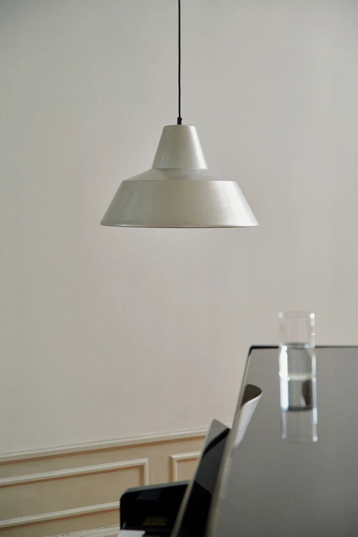 Zoomet helt ind på den æstetiske Workshop Pendel W3 i Aluminium hængt op i stuen