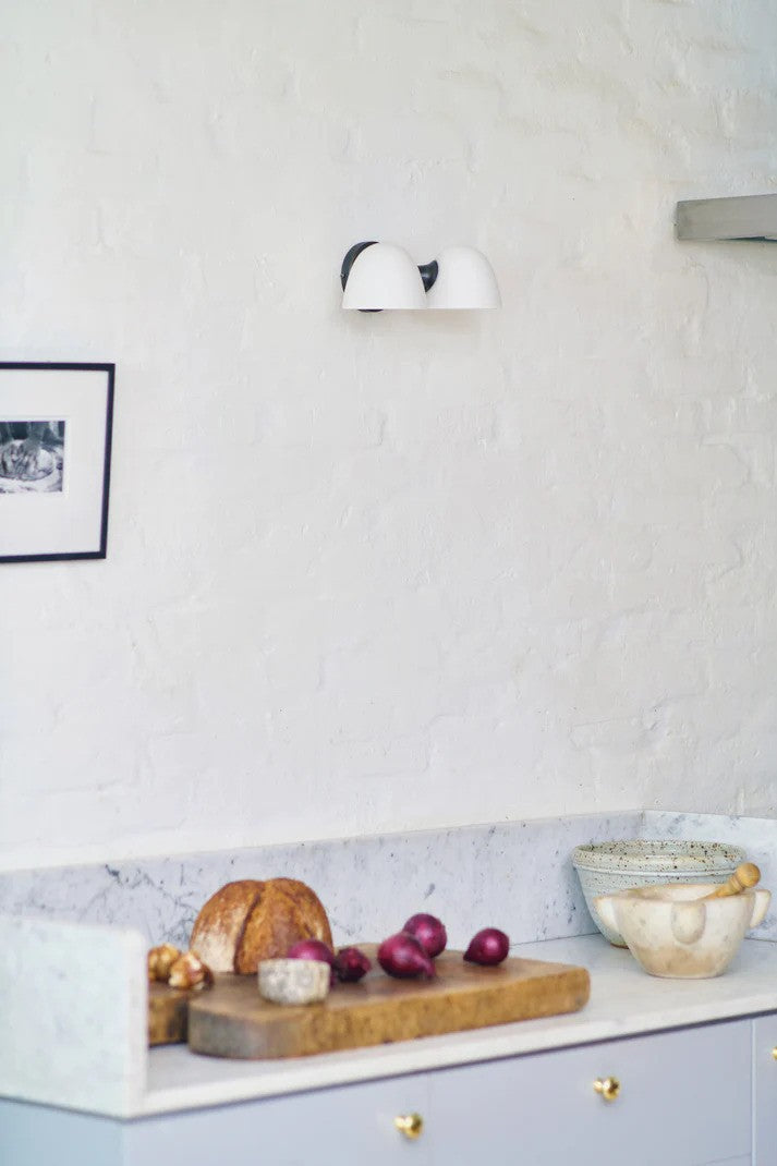 Den æstetiske Fuse Double Væglampe hængt op i køkkenet for dens behagelige belysning