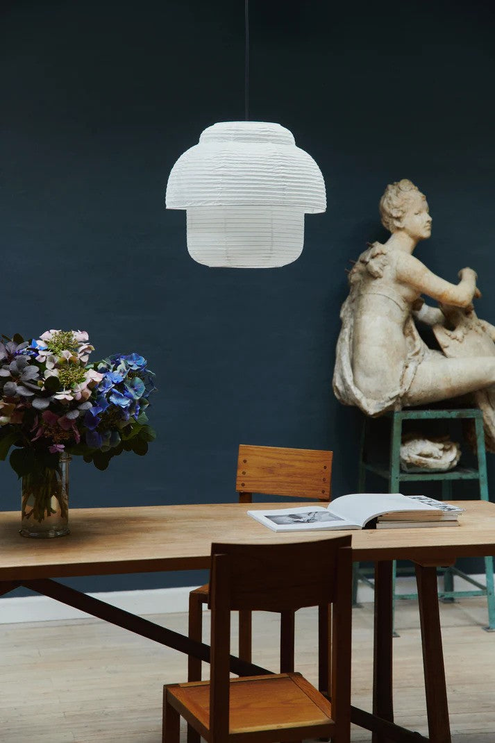 Den æstetiske Papier Ø40 Pendel i Hvid hængt op over bordet i stuen for dens behagelige belysning