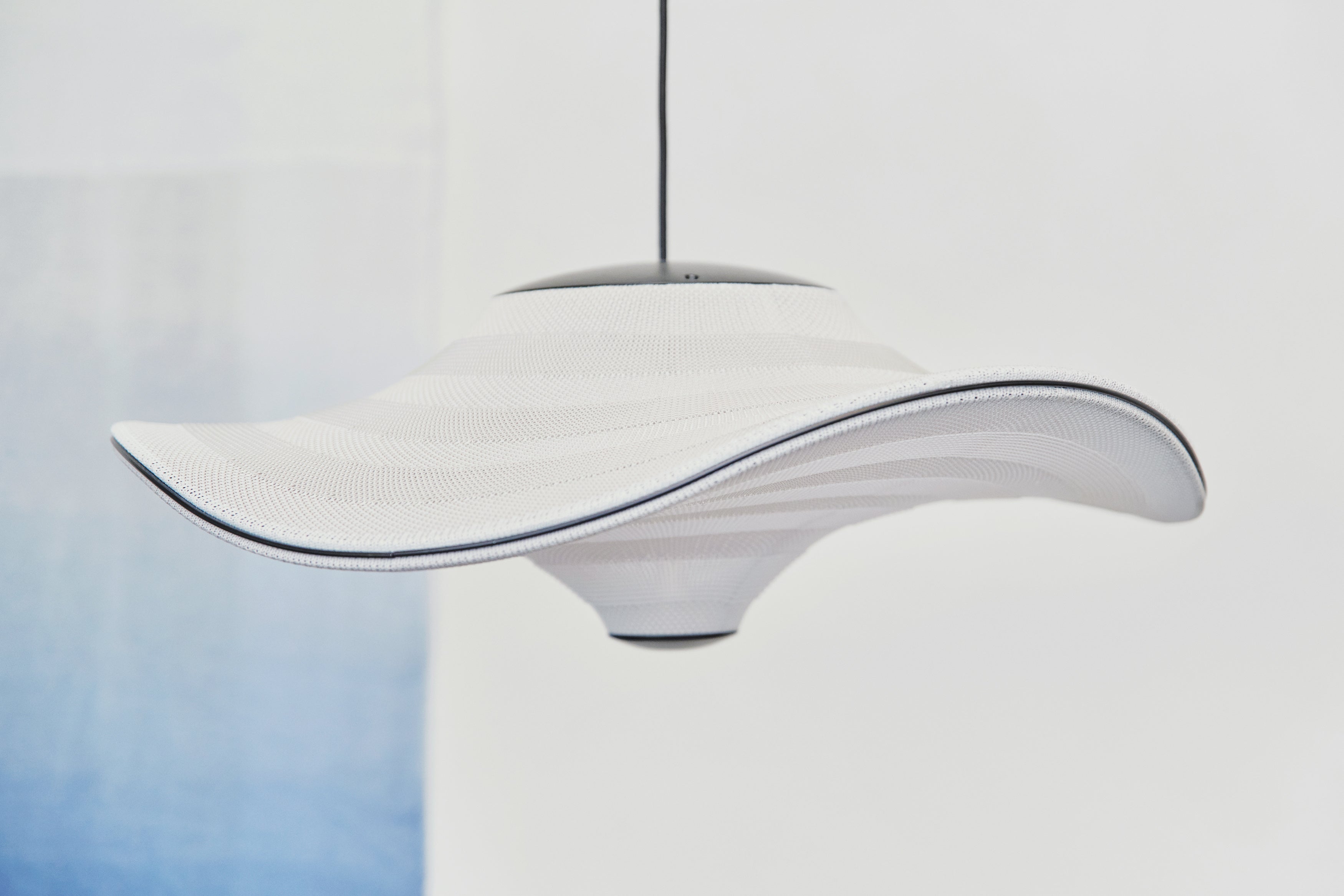 Zoomet ind på skærmen af Flying Ø96 i Ivory White hængt op