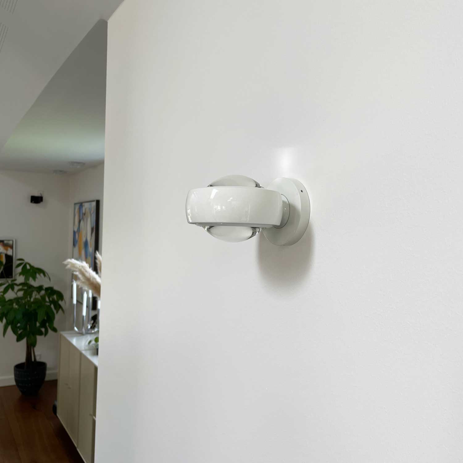 LOOM Design Optic Glossy White er en passende væglampe til enhver overflade