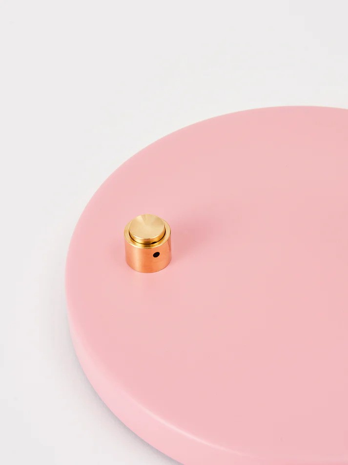Zoomet helt ind på foden af Petite Machine Gulvlampe i Lys Pink med sin nemme betjening til tænd og sluk