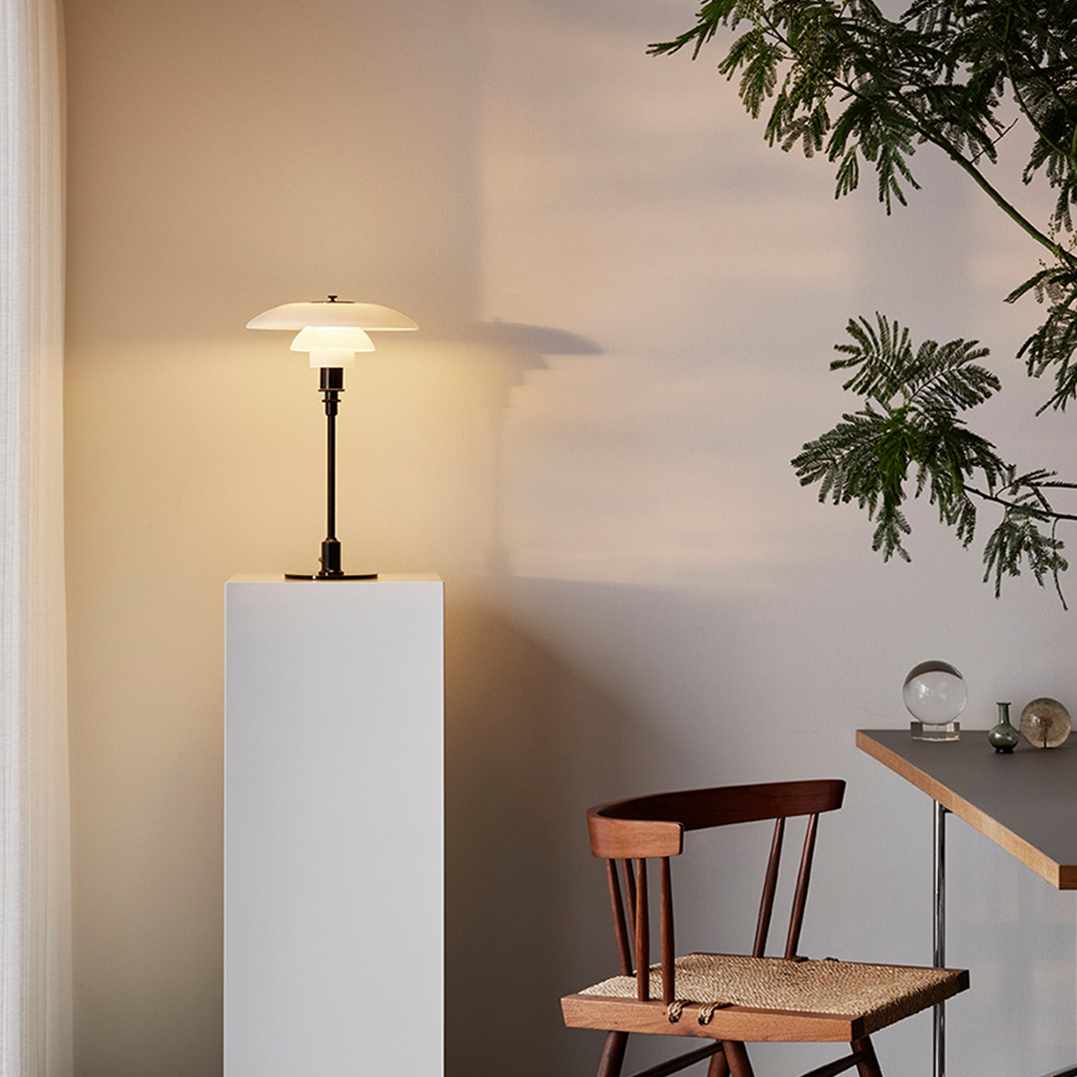 Den stemningsfulde PH 3½-2½ Glas Bord fra Louis Poulsen