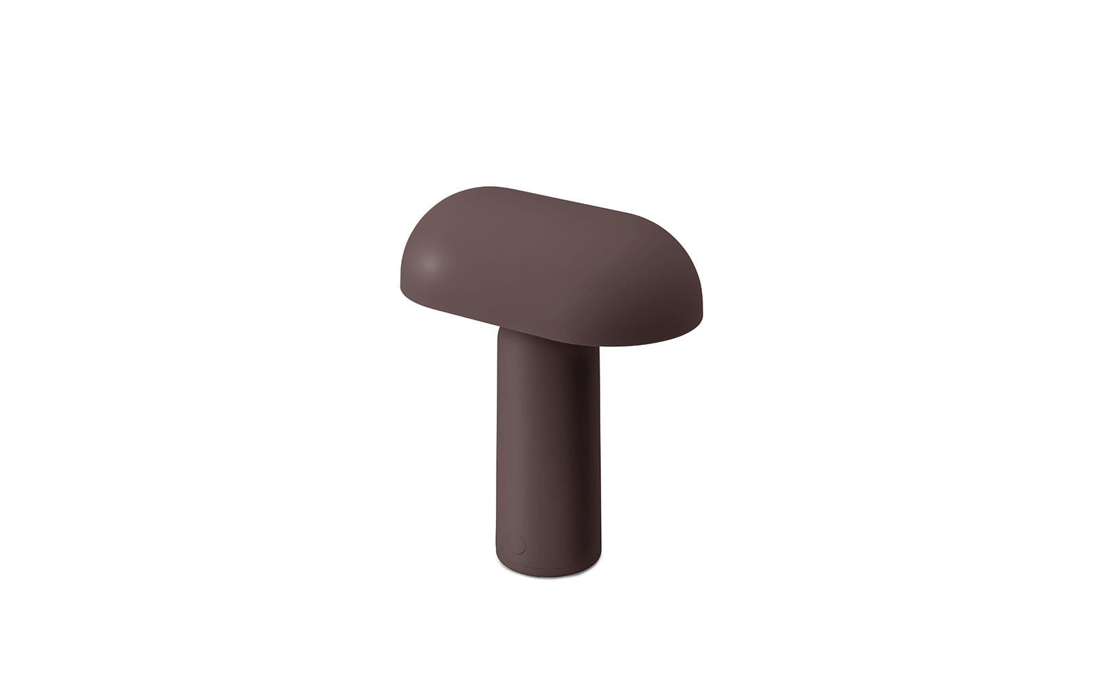 Stil til barnlige sjæle med Normann Copenhagens portable bordlampe Porta i brun