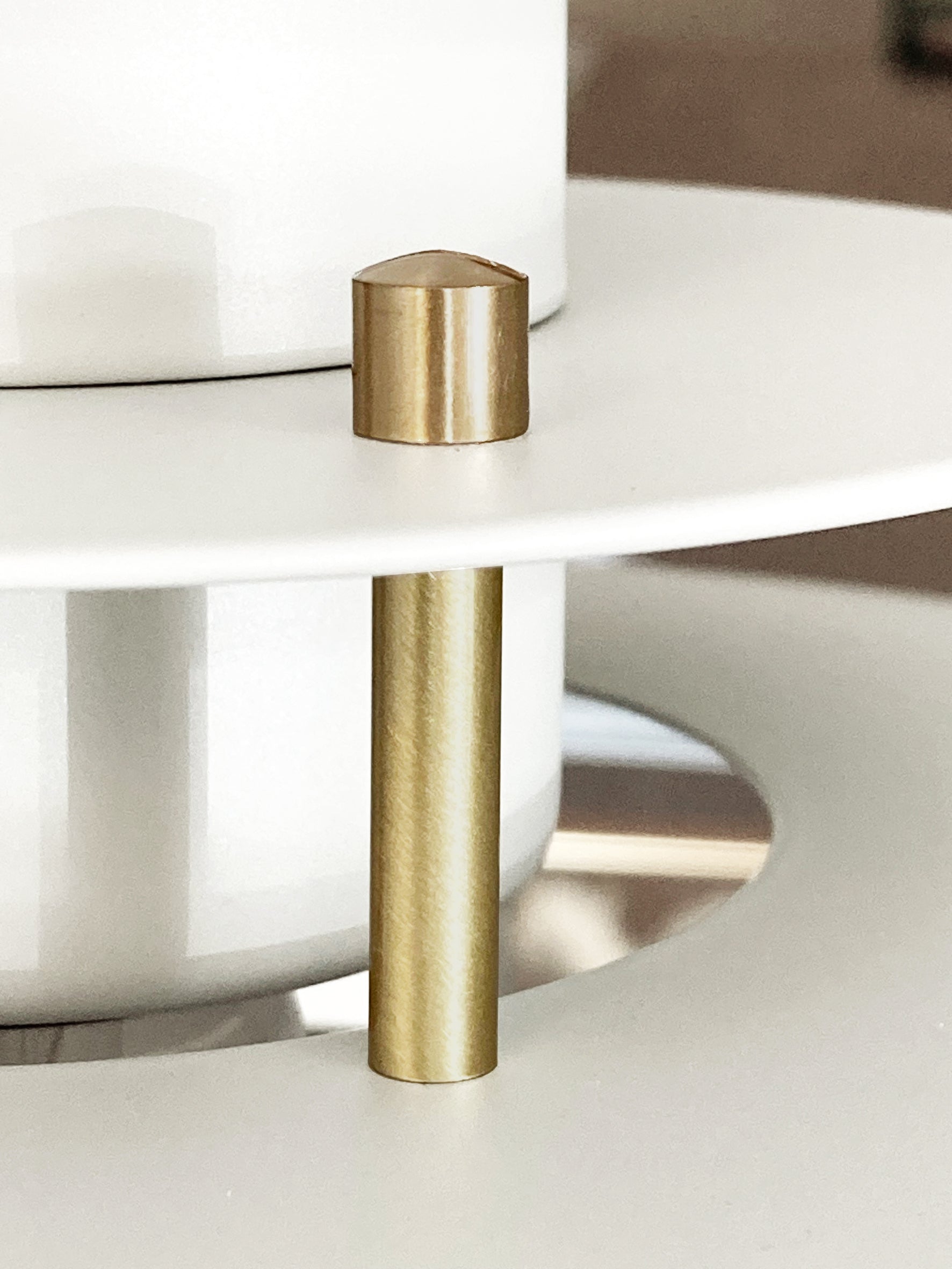 Zoomet tæt ind på toppen af Belid Primus I Pendel Mat Hvid/Messing