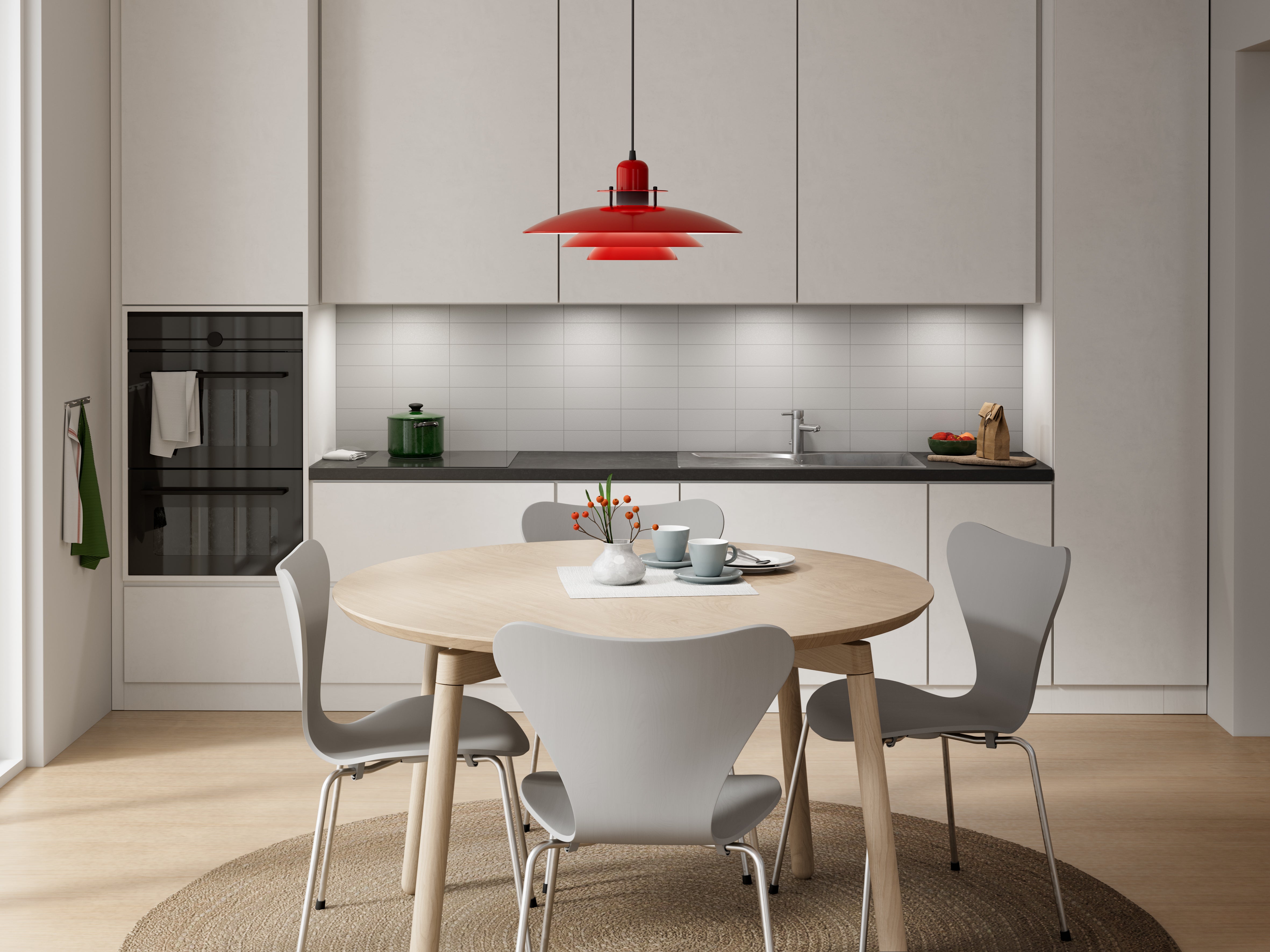 Belid Primus I Pendel i Rød/Mat Sort ophængt over spisebordet