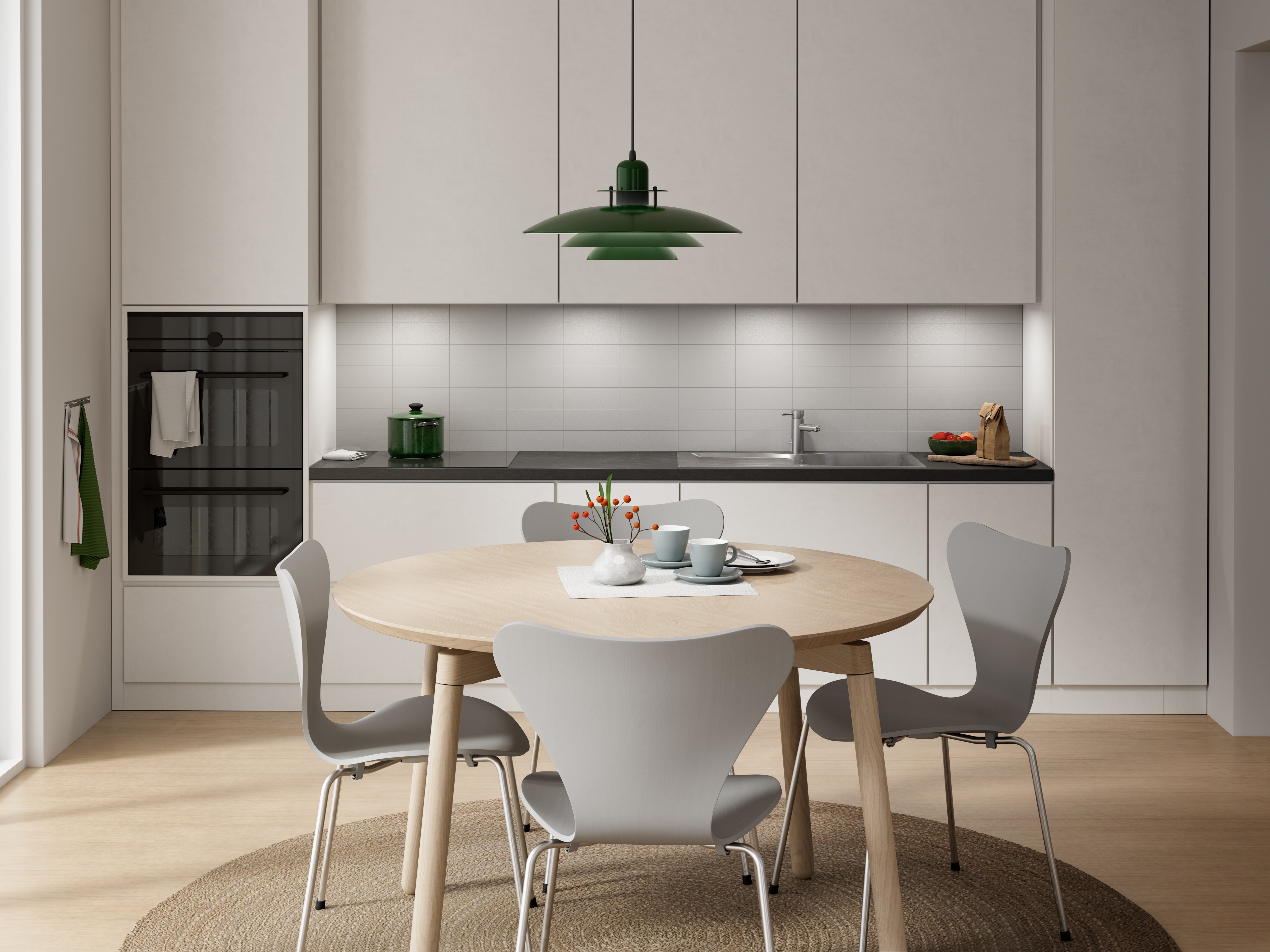 Belid Primus I Pendel i Skovgrøn/Mat Sort ophængt over spisebordet