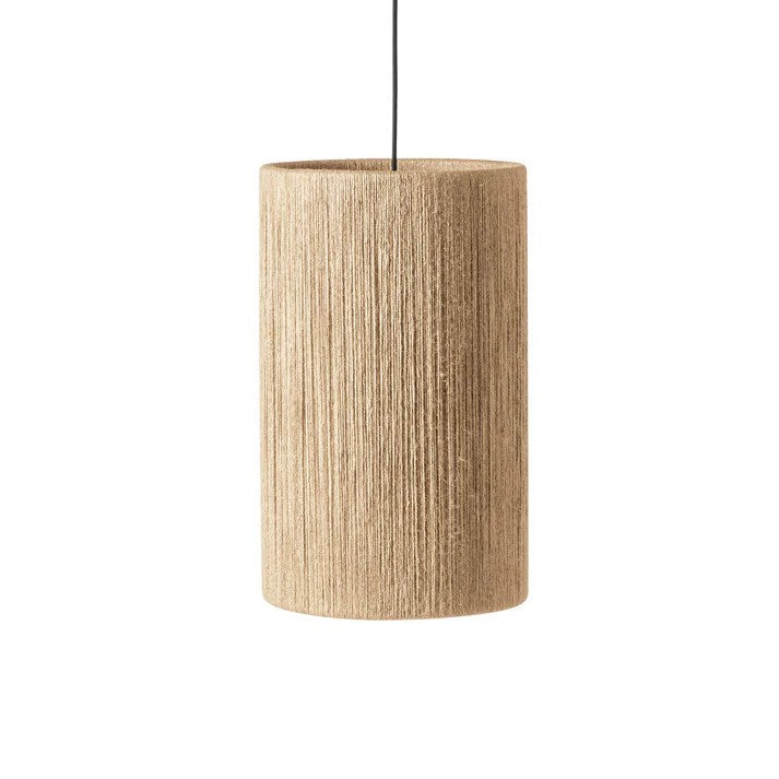 Zoomet helt ind på den elegante designet Ro Ø30 Pendel i Jute placeret foran en hvid væg for en flot kontrast