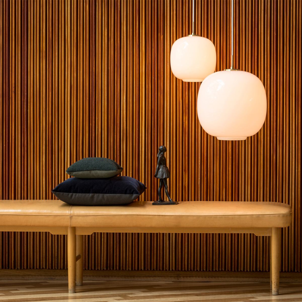 Comeback af den flotte Radiohus-pendlen under navnet VL45 Radiohuspendel designet af Vilhelm Lauritzen i samarbejde med Louis Poulsen