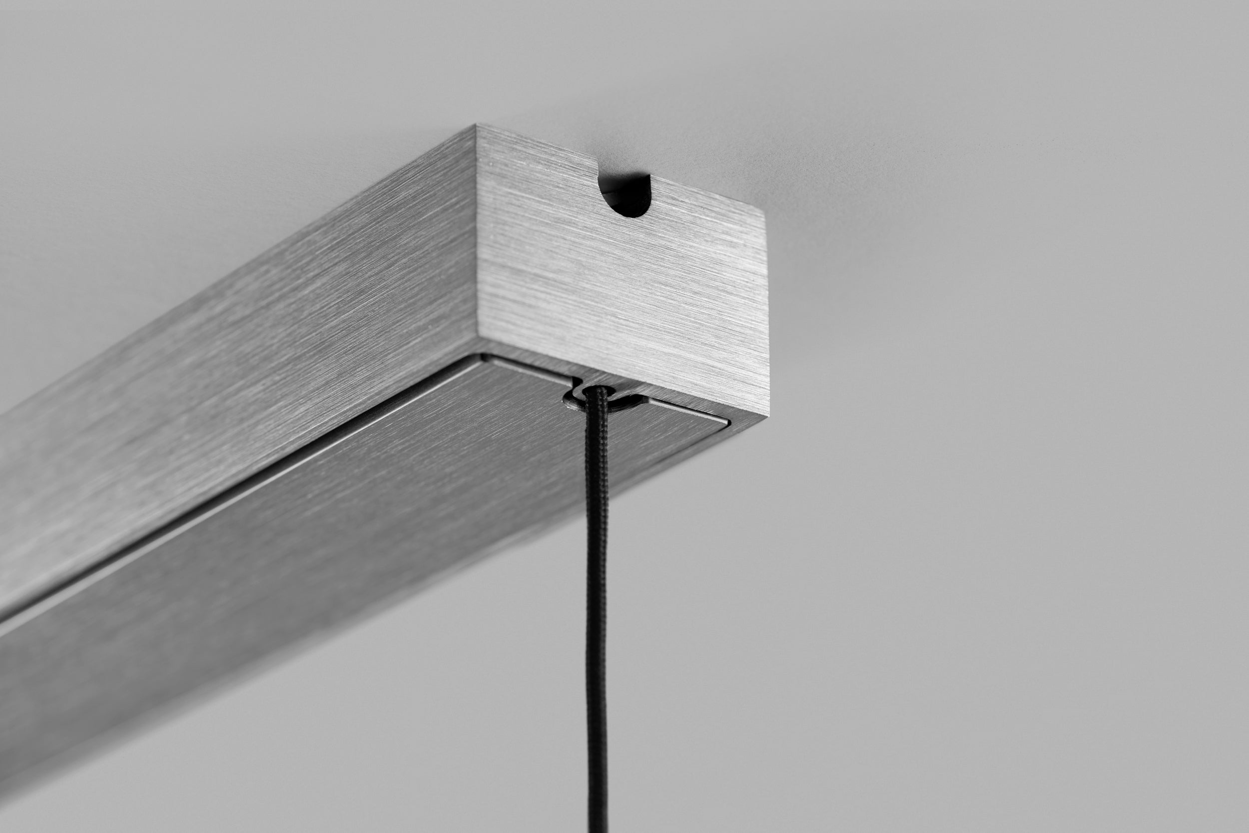 Slim S1500 2700K/3000K Titanium