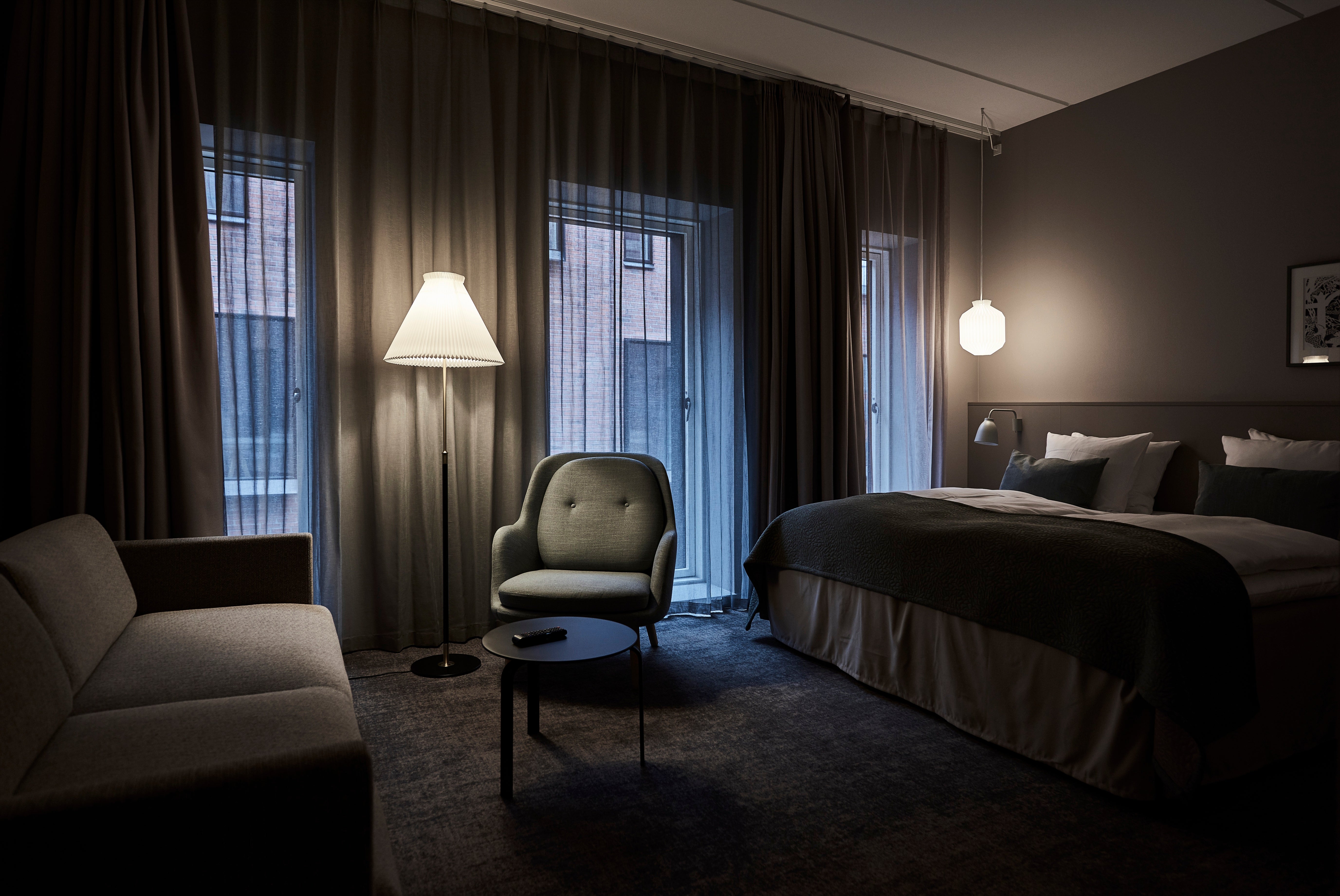 LE KLINT Model 351PA Sort/Messing Gulvlampe m. Papirskærm i soveværelset