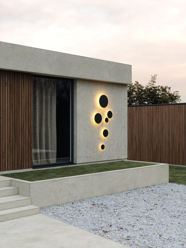 Soho W1 Væglampe i Sort hængt op udenfor på væggen ved indkørslen