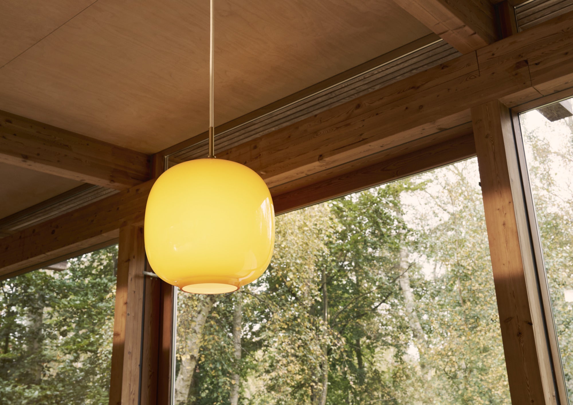 Flotte gule nuancer med LOUIS POULSEN VL45 Ø250 ravfarvet