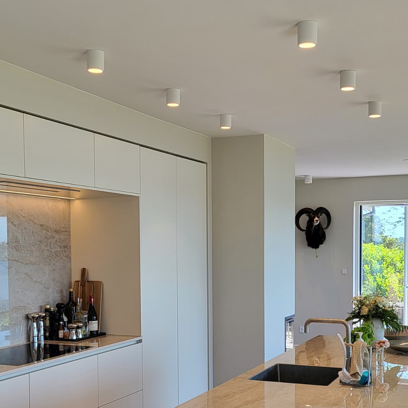 Hvid Tube loftlampe fra Antidark i et køkken