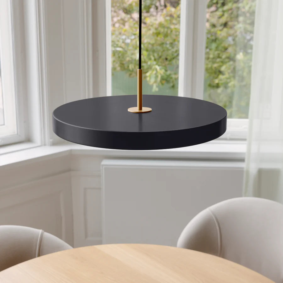 Asteria Plus Medium Pendellampe i Anthracite Grey over spisebordet