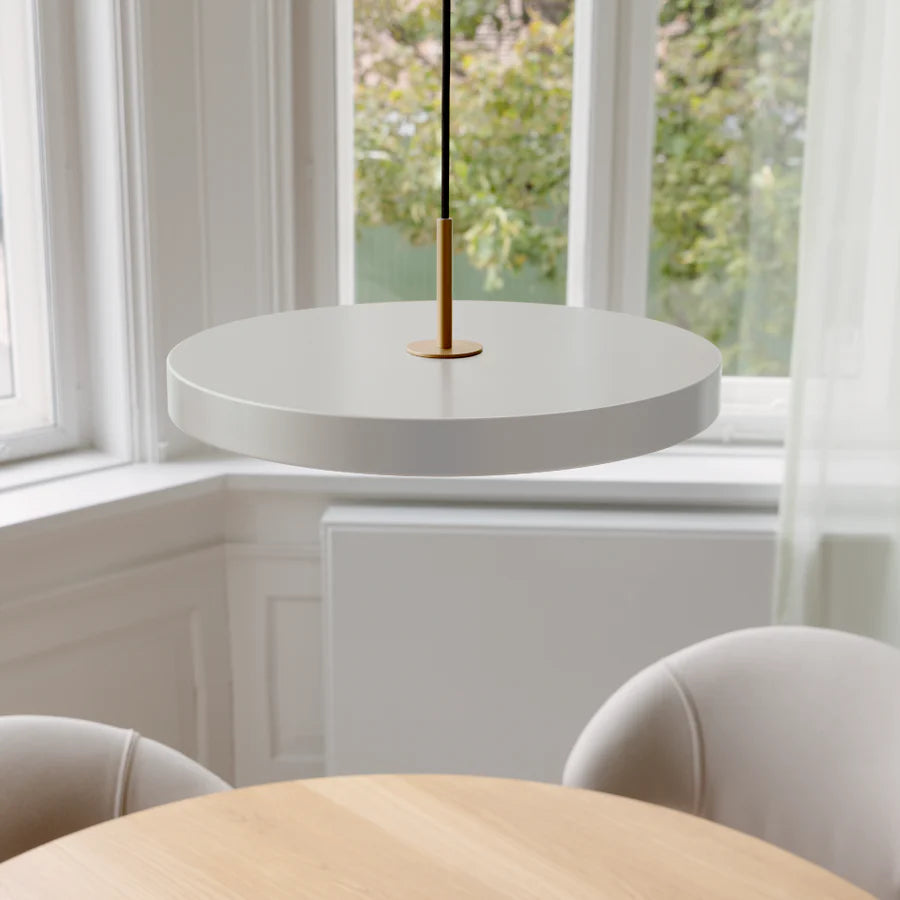 Asteria Plus Medium Pendellampe i Nuance Mist over hjørne spisebordet