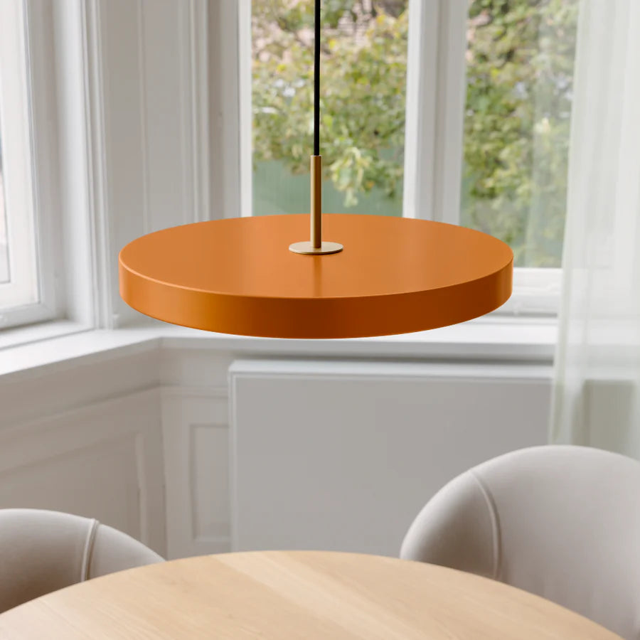 Asteria Plus Medium i Nuance Orange Pendellampe over spisebordet