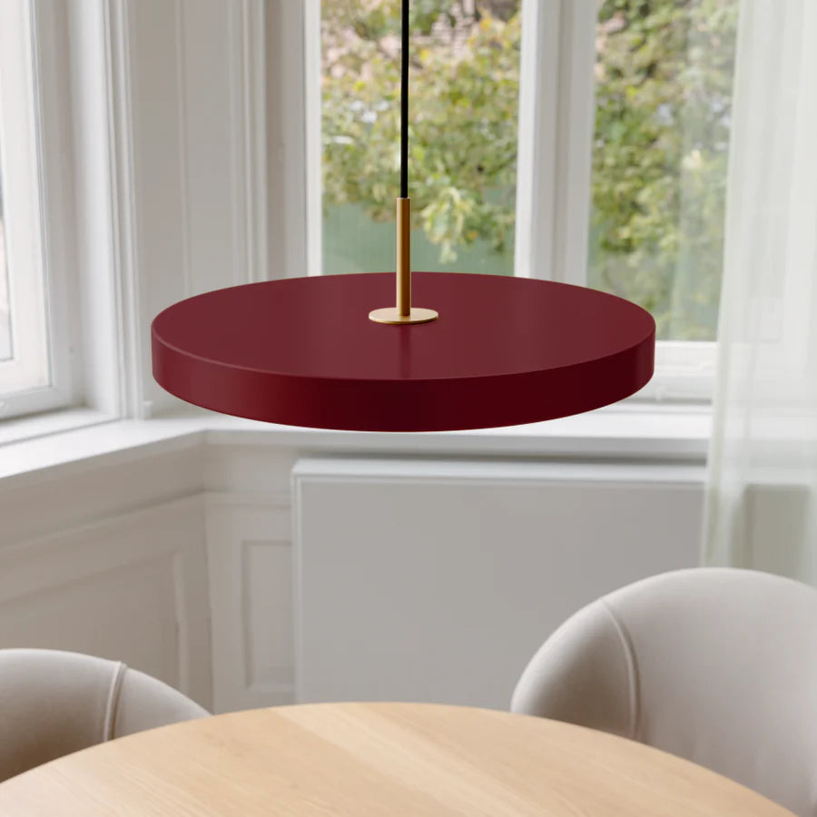 Asteria Plus Medium Pendellampe i Ruby Red over spisebordet