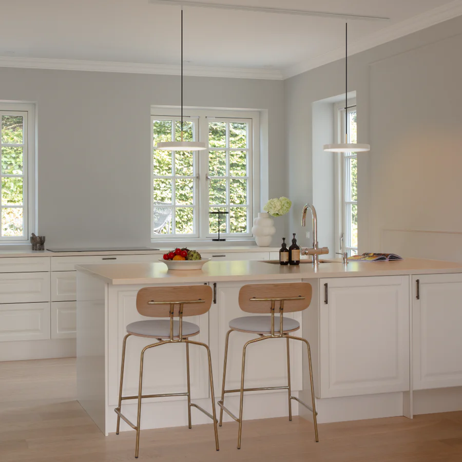 Asteria Plus Mini Pendellampe i Nuance Mist over køkkenbordet