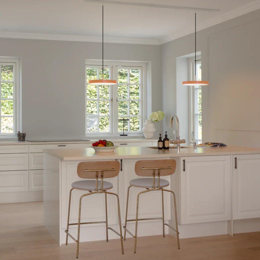 Asteria Plus Mini Pendellampe i Nuance Orange over køkkenbordet