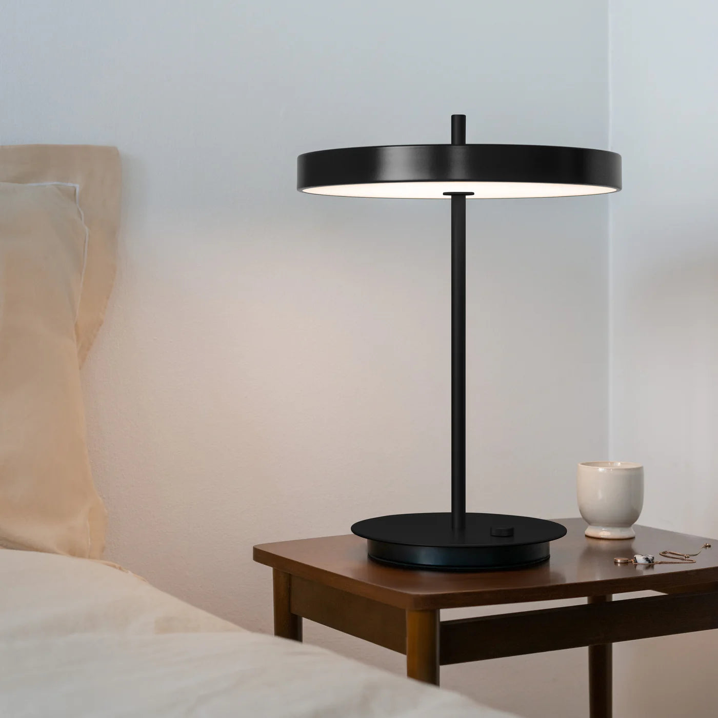Umage Asteria Table Bordlampe i Black base på sengebordet