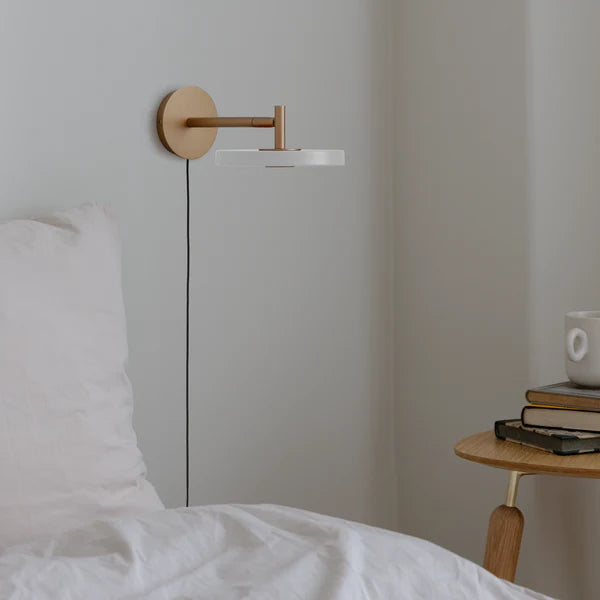 Asteria Wall Short Væglampe i Pearl White hyggebelysning i sengen