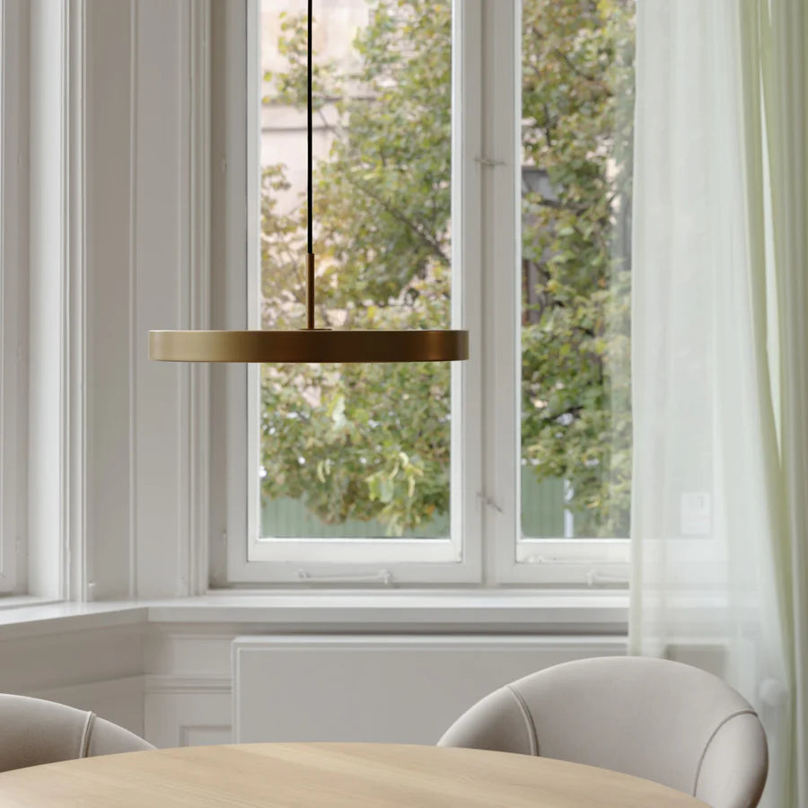 Asteria Medium Pendel lampe i Brass over spisebordet