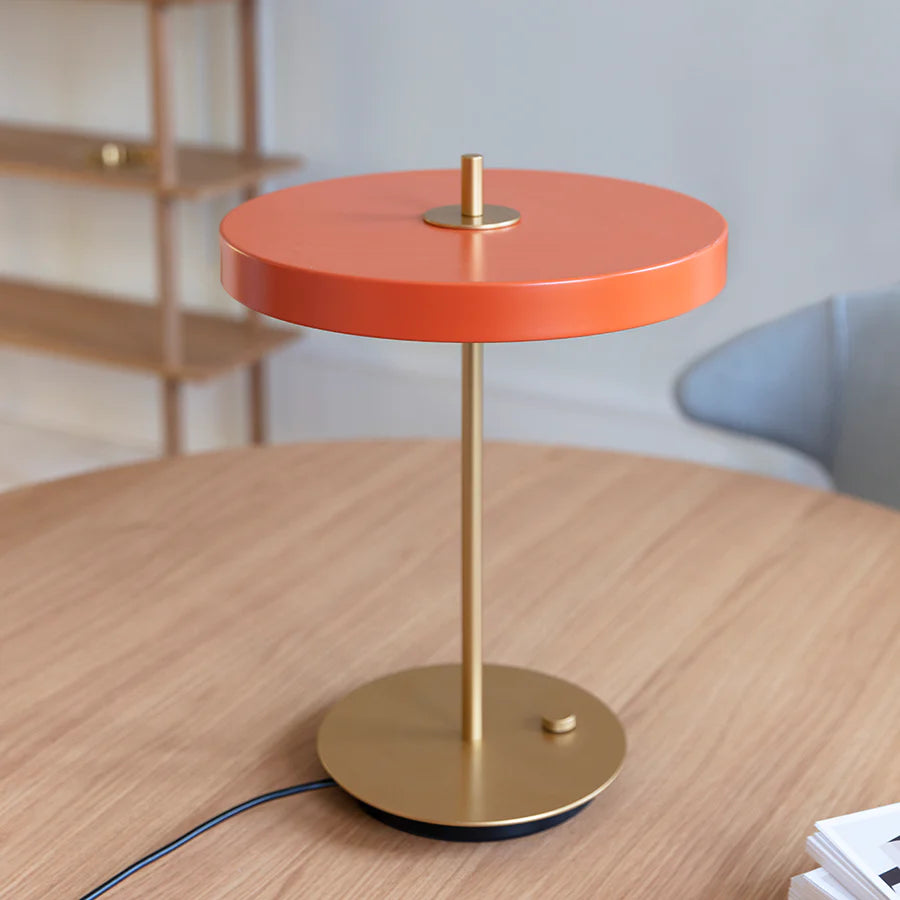Umage Asteria Table Bordlampe i Nuance Orange på spisebordet
