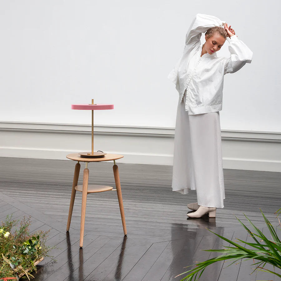 Asteria Table Bordlampe i Nuance Rose på et bord