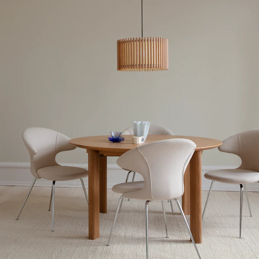 Umage Komorebi Circle Large Lampeskærm i Oak over spisebordet