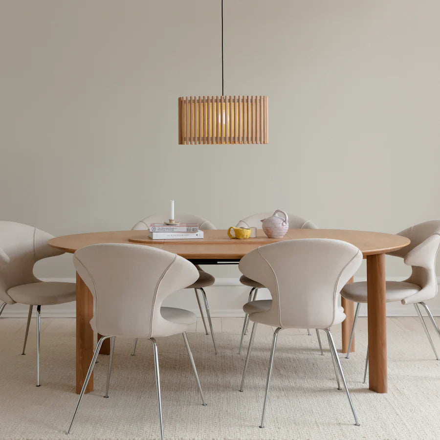 Umage Komorebi Large Square Lampeskærm i Oak påført en LED lampe over et spisebord