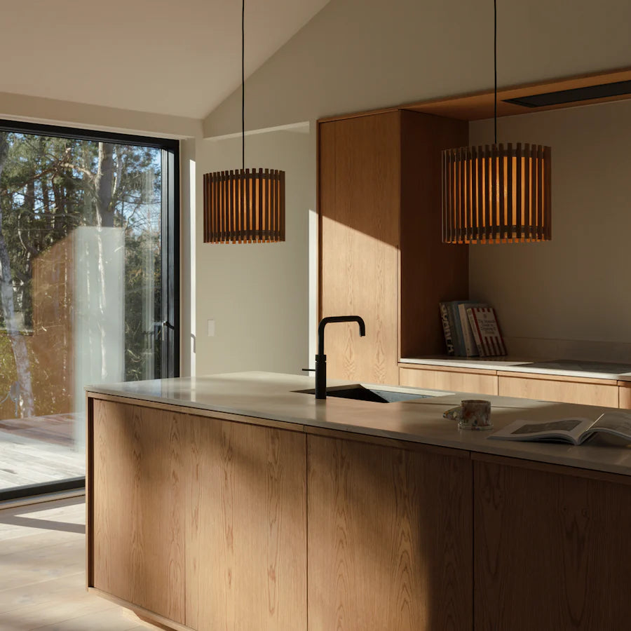 Umage Komorebi Medium Rectangular Lampeskærm i Oak på en led lampe over køkkenbordet