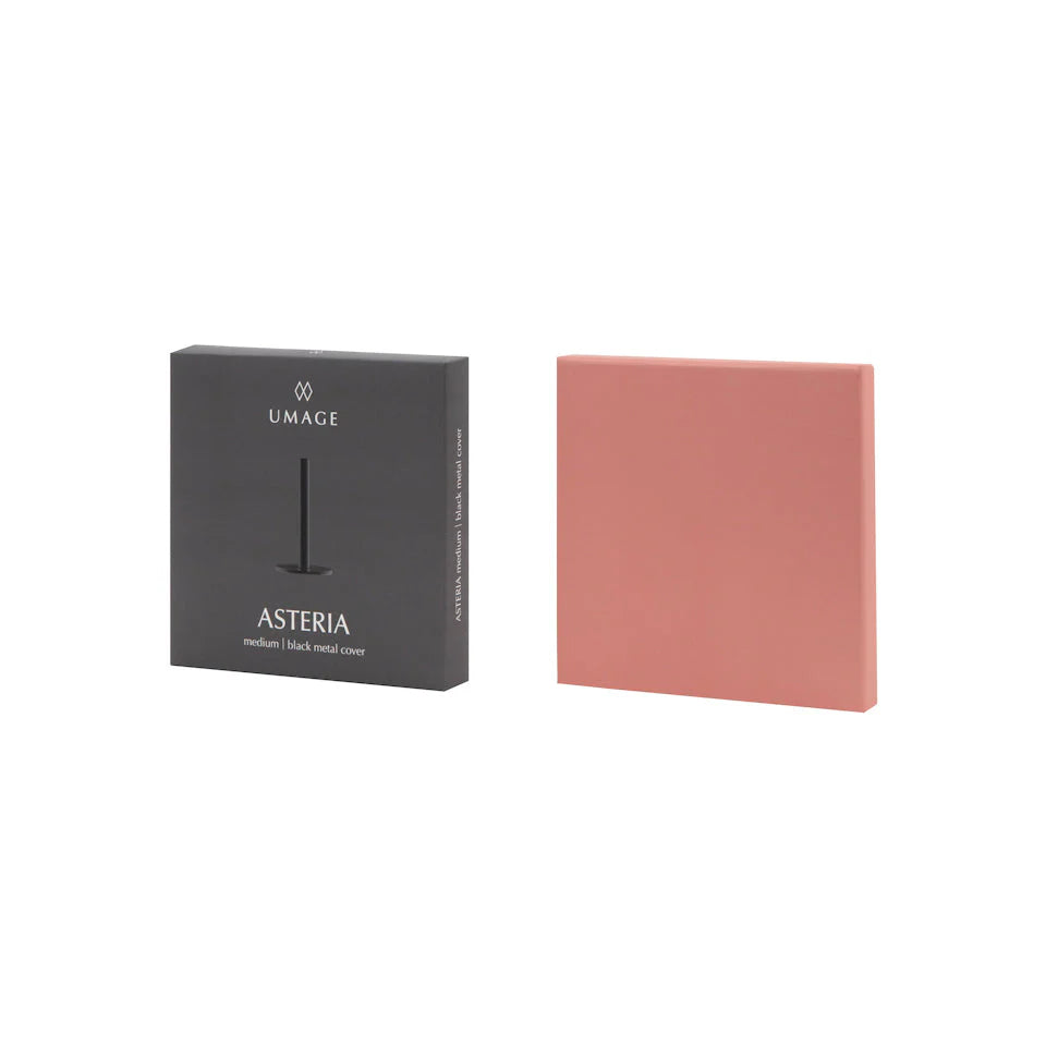 Din Asteria Medium Pendel Sort Top Cover kommer i en nydelig indpakning