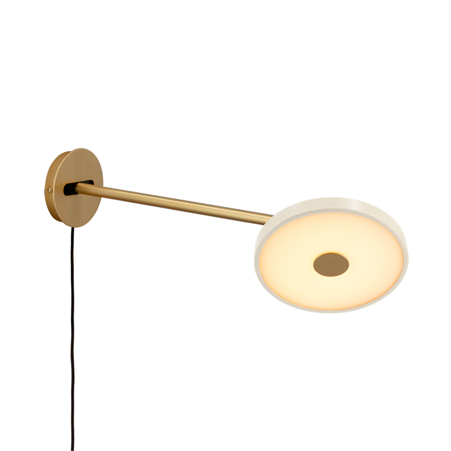 Umage's nye Asteria Wall Long væglampe i Pearl White med god belysning og nem betjening