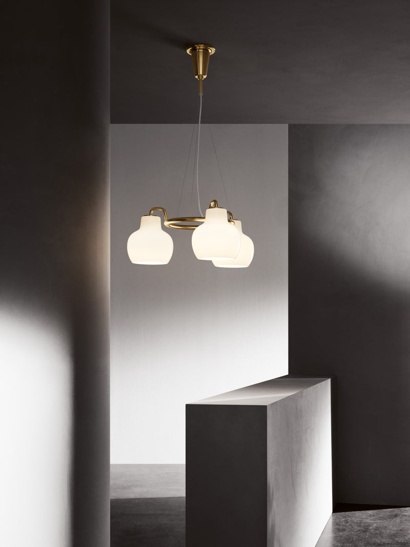 Messing og hvid pendel lampe fra Louis Poulsen