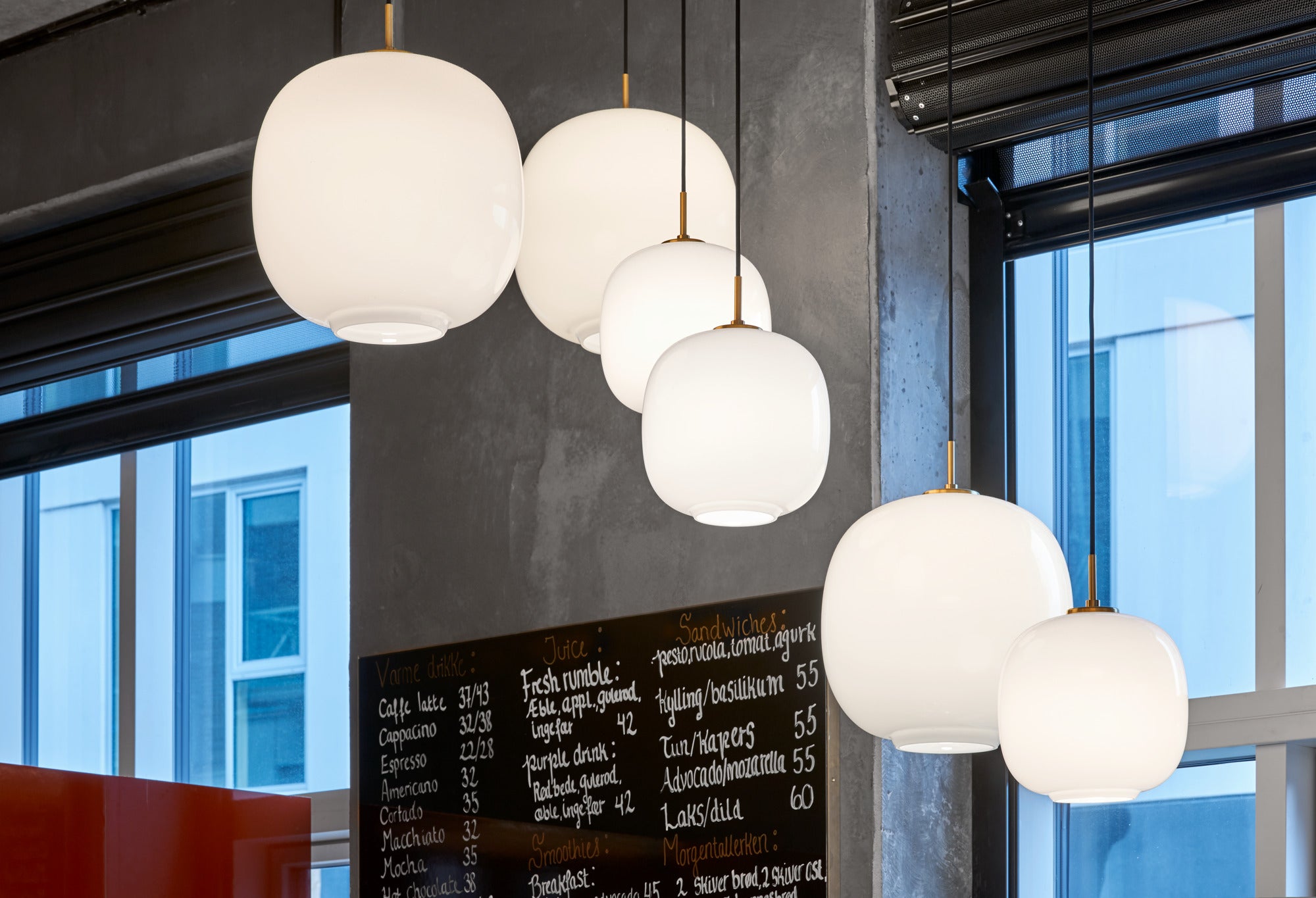 Lækre Louis Poulsen pendler i caféen