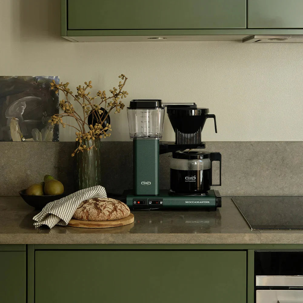Den æstetiske Moccamaster Optio i Skov Grøn placeret i køkkenet for dens nemme betjening