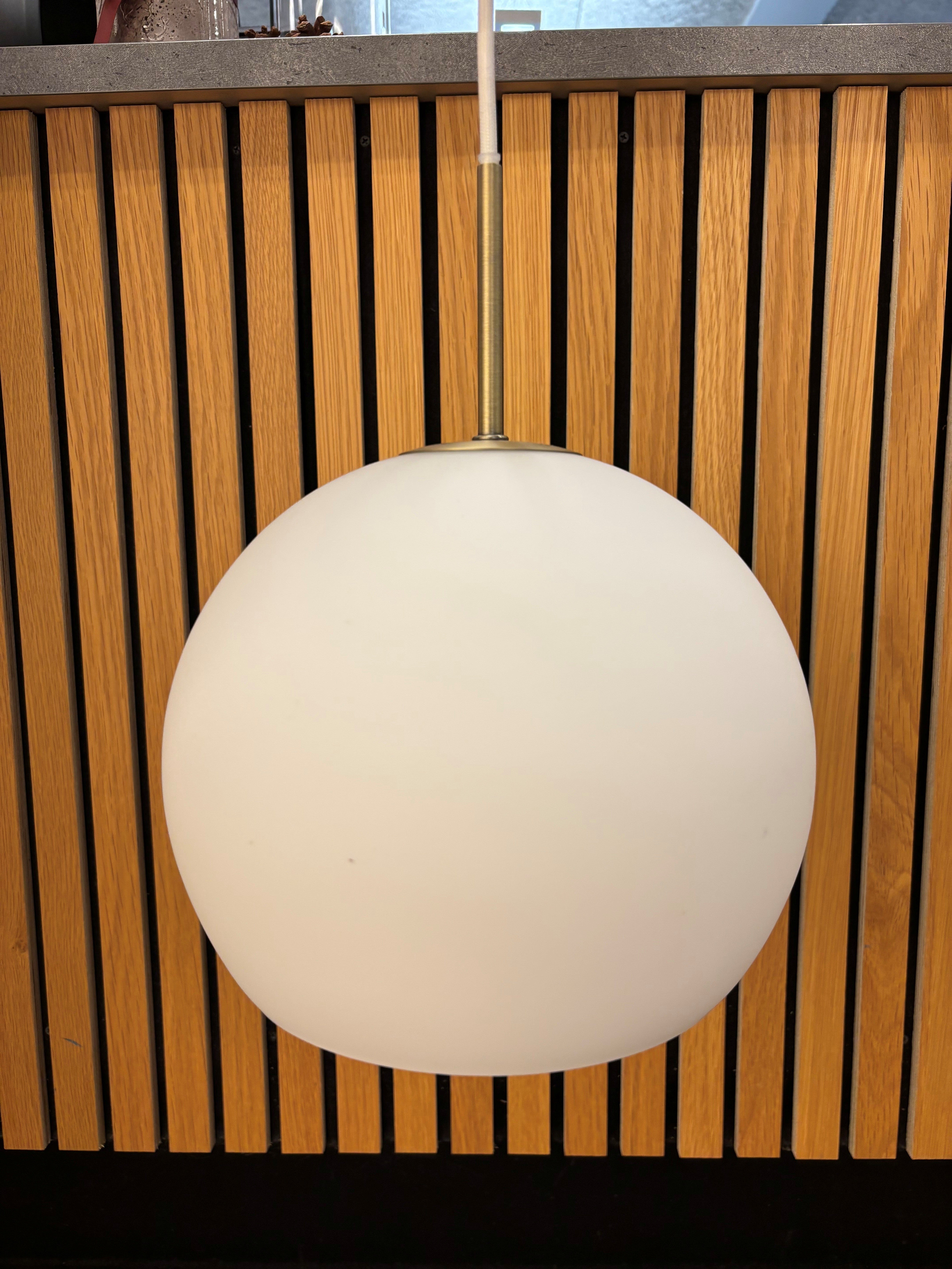 Frandsen - Ball Pendel Ø25, Matt Hvid m. Antik Messing Top - DEMO