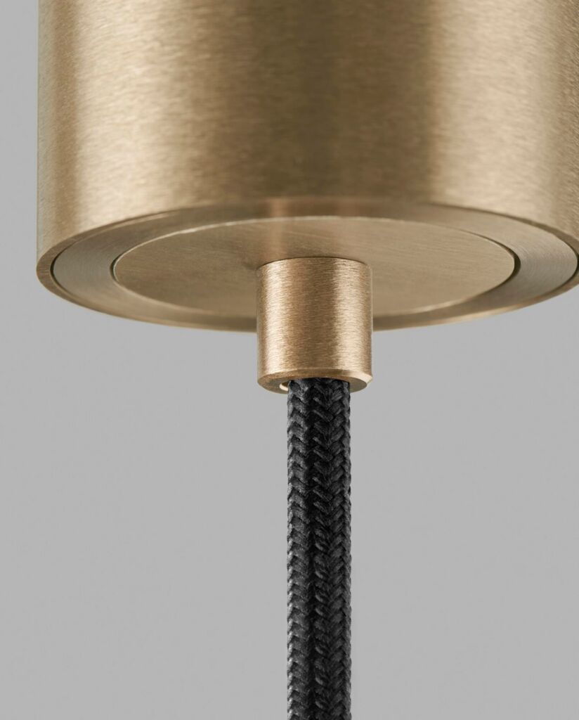 Fokus på Light-Point Zero S1 i messings baldakin og sorte stofledning