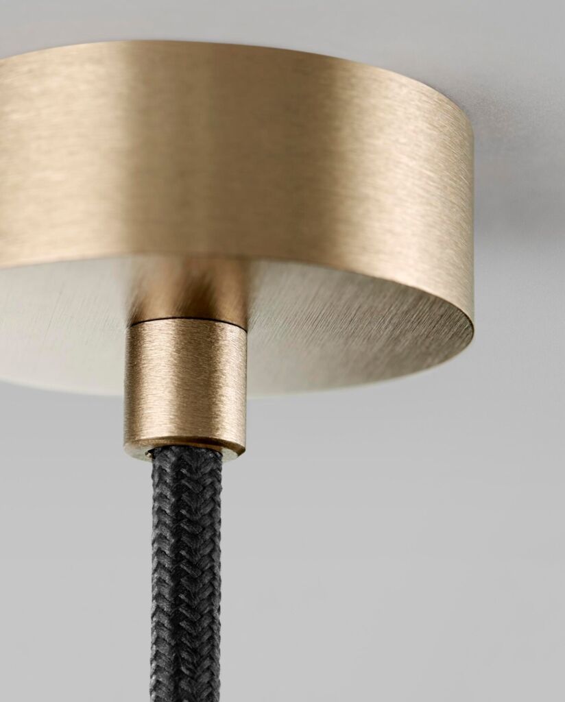 Zoom ind på Light-Point Zero S2 i messings baldakin og sorte stofledning