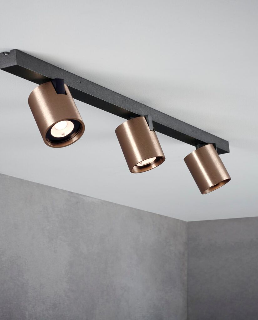 Den unikke designet spotlampe fra Light-Point Focus L900 Switch Tune 2700/3000K i Rose Gold hængt op i stuen