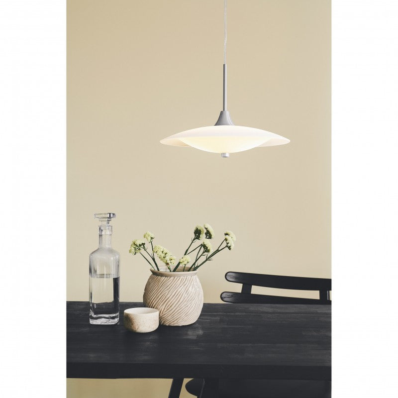 Smuk enkel baroni pendel lampe fra Halo Design over et sort bord