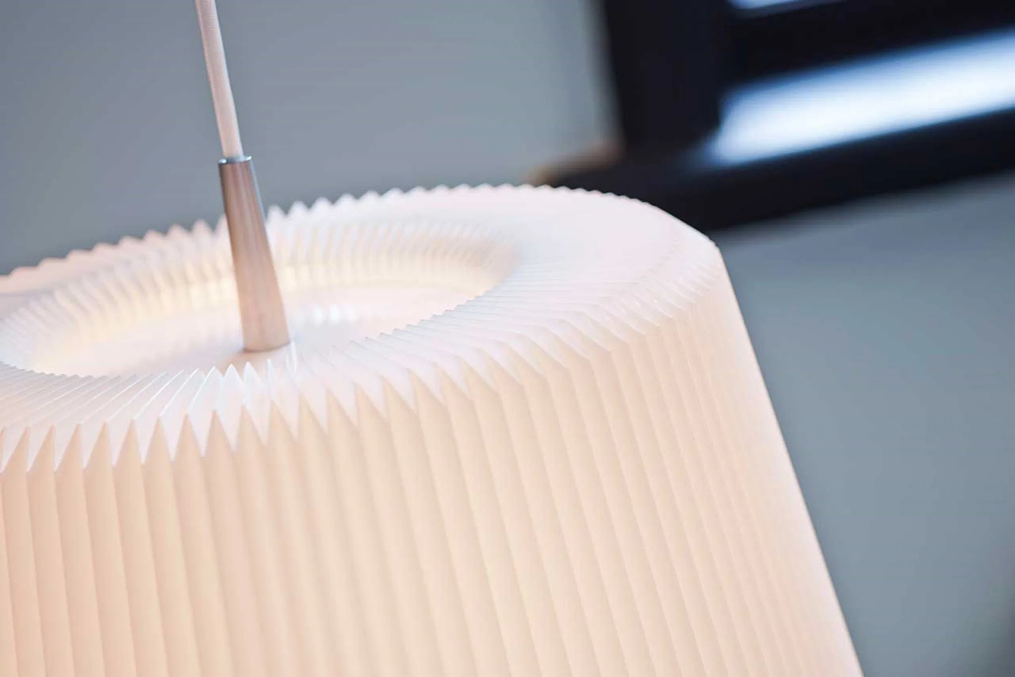 Detaljer på lamel på Le Klints Snow Drop Medium Ø30 pendel