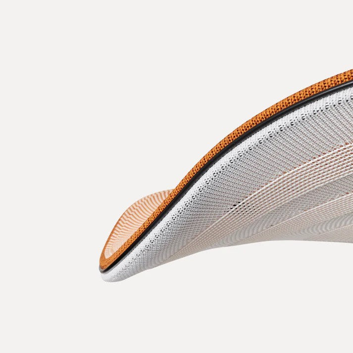 Zoomet helt ind på lampeskærmen på Flying Ø96 i Light Terracotta