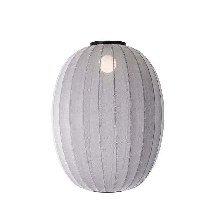 Zoomet helt ind på den unikke håndstrikket polyester lampeskærm på Knit-Wit Ø65 High Oval Loftslampe i Silver