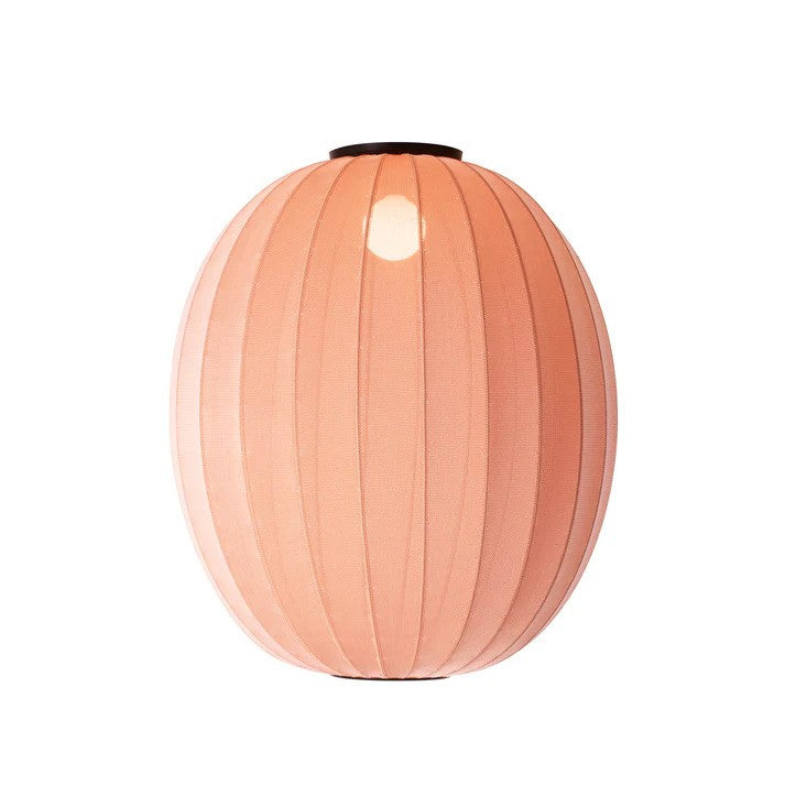 Zoomet ind på den elegante designet lampeskærm af polyester fra Knit-Wit Ø65 High Oval Loftslampe i Coral