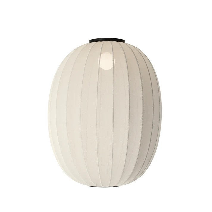 Zoomet ind på den unikke designet Knit-Wit Ø65 High Oval Loftslampe i Pearl White hængt op foran en hvid væg