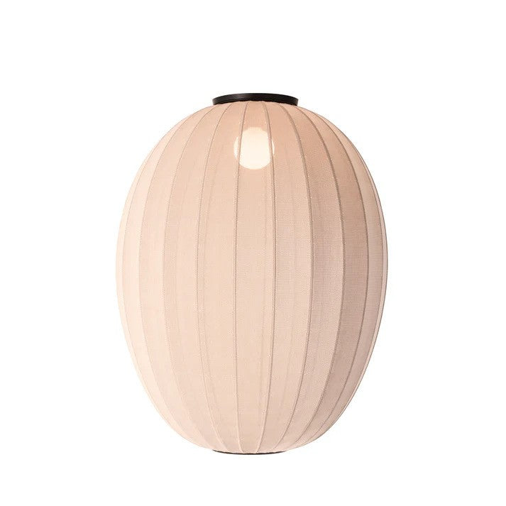 Zoomet helt ind på den æstetiske Knit-Wit Ø65 High Oval Loftslampe i Sand Stone hængt op med en E27 pære iført